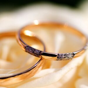 1639064148_42-alimentola-info-p-klassicheskie-obruchalnie-koltsa-devushka-47